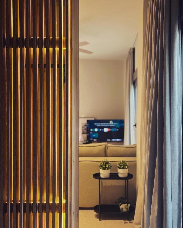 Luxurious Wooden Detail Flat In City Center Chalkida Luaran gambar