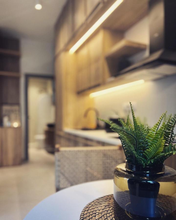 Luxurious Wooden Detail Flat In City Center Chalkida Luaran gambar