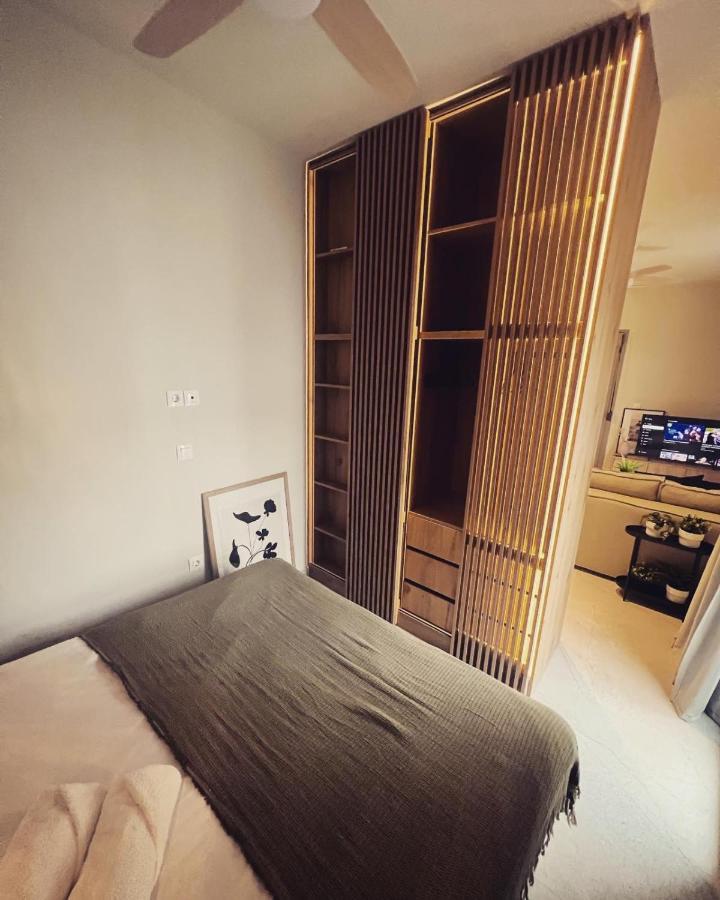 Luxurious Wooden Detail Flat In City Center Chalkida Luaran gambar